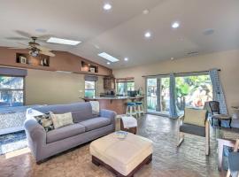 Bright Poway Studio with Shared Outdoor Oasis!, apartment in Poway