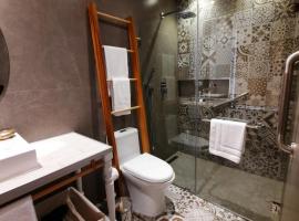 Hostal Suite Le Fabrique, hotel near Museum of skeletons "Doctor Gabriel Moscoso", Cuenca