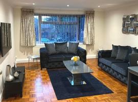 FW Haute Apartments at Stanmore, 3 Bedrooms and 1 Bathroom with additional WC, Single or Double Beds, Pet Friendly Flat with FREE WIFI and PARKING, hotell i Stanmore