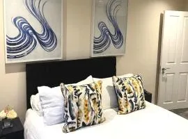 Aisiki Living Apartments at Stanmore, 3-Bedroom & 1-Bathroom with additional WC, Single or Double Beds, Pet Friendly Flat, with FREE Wi-Fi & Parking Space