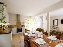 " Orchard Croft Lodge ", DOG FRIENDLY, 20 Minutes From Goodwood Events, 9 Minutes From Sandy West Wittering Beach, 2 Bathrooms, Can Sleep 8 On Request, Free Wi-Fi & Sky Sports, Very Quiet Location, Free Parking for 8 Cars