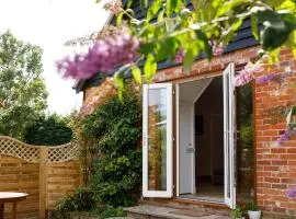 Escape to Orchard Croft Lodge, a beautifully appointed dog friendly holiday home with flexible Super King or Twin beds offering the perfect stay for couples families or friends Close to West Wittering Beach Goodwood & Southend Barns