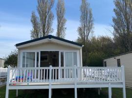 DaisyChain Getaways The perfect place to Stay Play and Getaway, hotel in East Mersea