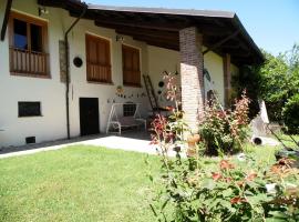 Welcoming Apartment on a farm in Niella Tanaro with Garden, hotel u gradu Niella Tanaro
