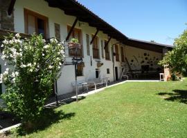 Charming holiday home in Niella Tanaro with garden, hotel u gradu Niella Tanaro