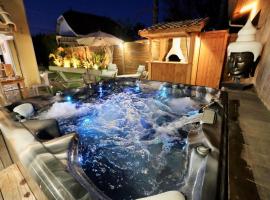 Luxurious villa with private spa near beach, spa hotel u gradu Lakano
