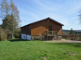 Charming chalet in Malmedy with sauna โรงแรมในLongfaye