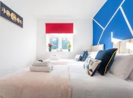Hatfield Haven - Modern 2-Bed Retreat near Uni, Business Park & City Center, FREE Parking, Big savings on Longer Stays