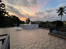 Viesnīca Charming Apartelle with Swimming Pool -Exclusive pilsētā Davao, netālu no apskates objekta Deca Wakeboard Park