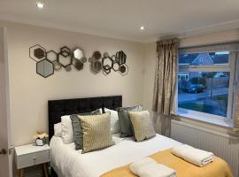 Aisiki Living Apartments at Stanmore, 3-Bedroom & 1-Bathroom with additional WC, Single or Double Beds, Pet-Friendly Flat, with FREE Wi-Fi and Parking Space, hotelli kohteessa Stanmore