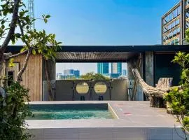 Blu Cabin Ari Stylish Gay Poshtel