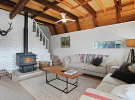 Snow Chalet - Fairlie Holiday Home, villa em Fairlie