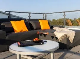 Penthouse mit Dachterrasse, Meerblick, Klimaanlage, Gasgrill, Kamin, Luxus-Design-Apartment, 2 Minuten zum Strand