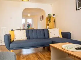 Cosy 3-Bed Home Close to City Centre (Parking)