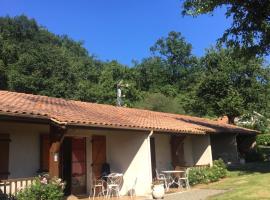 bungalows les thuyas, hotel cerca de Tursan Golf, Eugénie-les-Bains