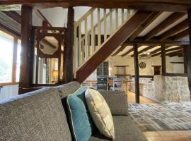 Le Figuier - 4 bedroom Farmhouse Gite, holiday rental in Limalonges