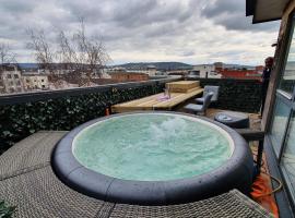 Central Penthouse with Hot Tub & Views 24 Cheltenham, hotel u gradu Čeltenhem