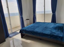 New 2 bedroom apartment, 100m away from the beach，代希瓦勒的飯店