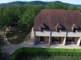 La Ferme du Port d'Enveaux, guest house in Saint-Vincent-de-Cosse