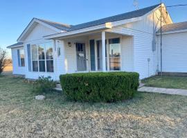 The White House at SF Ranch, pet-friendly hotel in Comanche