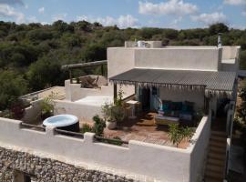 אצל רנאטה, hotel v destinaci Abirim