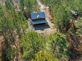 Blossom Belle Lodge Luxury cabin 4 Bedroom, 3.5 Bath sleeps 11: Broken Bow şehrinde bir otel