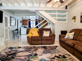Cheerful 2 - Bedroom Townhouse with free parking in New Kingston, hotel cerca de National Heroes Park, Kingston