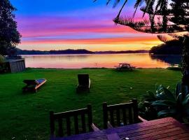 Halcyon Boatshed - Privacy and Serenity in a Beautiful Spot, hotel in Parua Bay