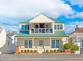 Beachfront Villa, hytte i Napier