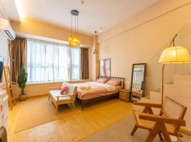 Locals Apartment House 17، فندق في Jiang'an