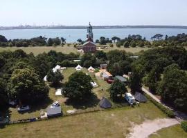 Bell Tent Glamping at Royal Victoria Country Park, hotel cerca de Abadía de Netley, Southampton