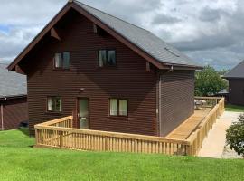 Retallack Resort 4 bedroom lodge - Hot Tub for hire on request -Pool & Spa – hotel w mieście Padstow