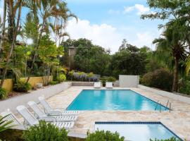 Casa ampla c/ piscina e churrasqueira em Guararema, hotel em Guararema