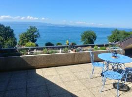 Lakefront. Appartement pieds dans l'eau. View and direct access to the lake.