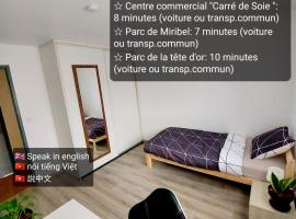 K&N - Maison à partager avec d'autres voyageurs - Chambre privée - Jardin - Balcon, hotel cerca de Astroballe, Vaulx-en-Velin