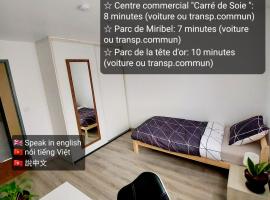 K&N - Maison à partager avec d'autres voyageurs - Chambre privée - Jardin - Balcon, hotel near Mini World Lyon, Vaulx-en-Velin