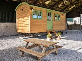 Finest Retreats - The Shepherd's Hut at Northcombe Farm, престой във ферма в Beaworthy