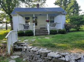Charming Cottage on a City Farm!: Lexington şehrinde bir kulübe