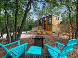 New Chic and Peaceful Tiny Home with FirePit, hotel di Fredericksburg