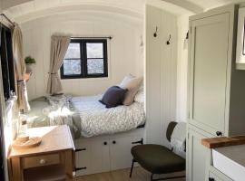 Peaceful Shepherd’s Hut in beautiful countryside., hotel near Muiravonside Country Park, Linlithgow