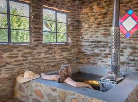 Lank-gewag Farm Cottage with private hottub, hotel v destinaci Montagu