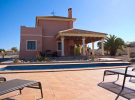 Villa Flo - very large, cheerful villa with private pool and garden, hotell i Albox