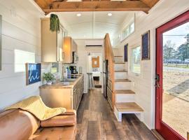 Shared Dock and Lake Access Daingerfield Tiny Home, hotel v destinaci Daingerfield