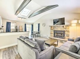 12 Mi to Ski Home with Hot Tub in Arrowhead Lake, ξενοδοχείο σε Pocono Lake