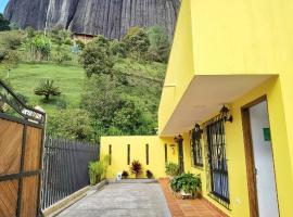 Hermosa casa de campo en GUATAPÉ, hotelli kohteessa Guatapé