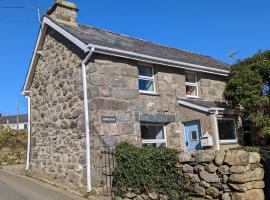 Cosy, coastal cottage in Snowdonia, pet-friendly hotel in Harlech