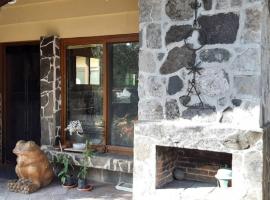 Casa BuenAventura - Cozy country cottage with wooden ceilings and stone walls within nature reserve, hotel in Panajachel