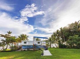 Queen Malesso Houseboat, feriehus i Merizo