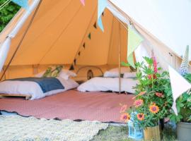 Glamping at Hay Festival, hotel in zona Clyro Castle, Hay-on-Wye