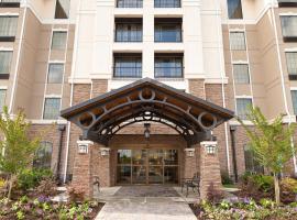 Staybridge Suites North Charleston, an IHG Hotel, מלון ליד נמל התעופה הבינלאומי צ'רלסטון - CHS, צ'רלסטון